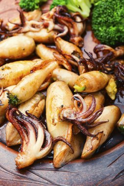 Tabakta brokoli ve mantarla doldurulmuş kalamar.