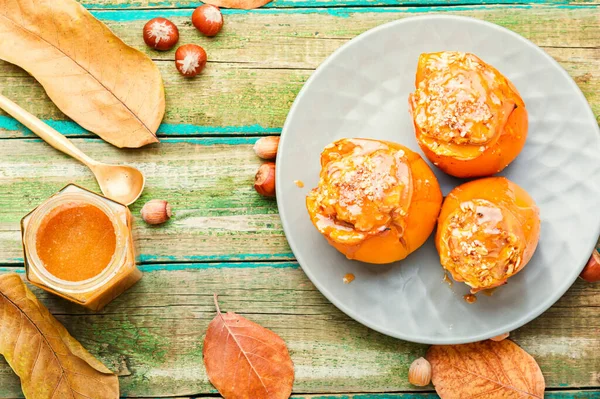 Хурма Фаршированные Овсянкой Карамельным Соусом Запеченные Persimmon Autumn Десерт — стоковое фото