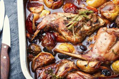 Meyveli kırmızı şarap tavşanı. Fırında pişmiş et.