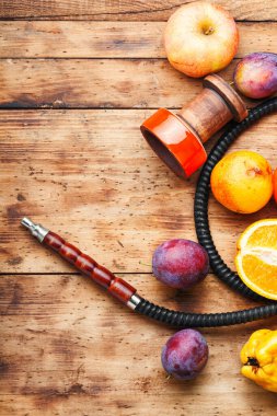 Taze meyve aromalı nargile tütün tütünü. Boşluğu kopyala.