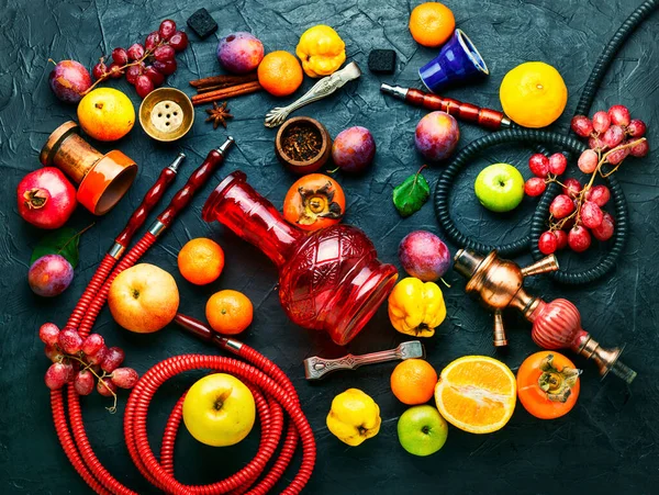 アラビア語の喫煙フカリンゴ ザクロ 柑橘類とブドウの香り — ストック写真