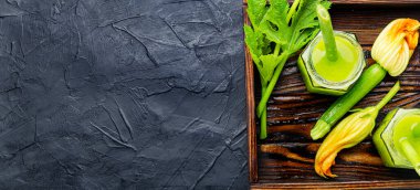 Kabaktan taze taze taze meyve püresi. Sağlıklı içecek.