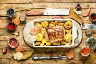 Elmalı domuz filetosu. Elmalı ızgara domuz eti.