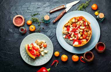 Peynirli, biberli ve hayatlı iştah açıcı tart.