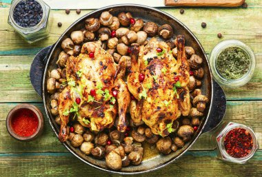 Ahşap masada mantar şampiyonlarıyla kavrulmuş fırında lapa.