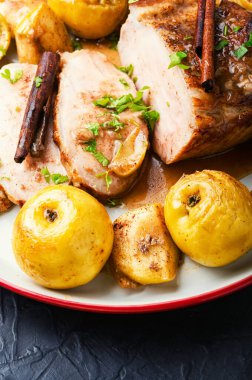 Elmalı domuz filetosu. Elmalı fırında et.