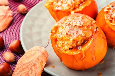 Granola ve karamel sosuyla doldurulmuş hurma. Fırında hurma. Yakın çekim fotoğrafı.