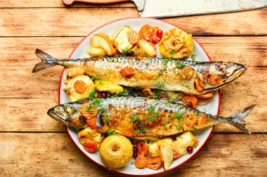 Lezzetli uskumru ya da elmalı pilav. Fırında balık.