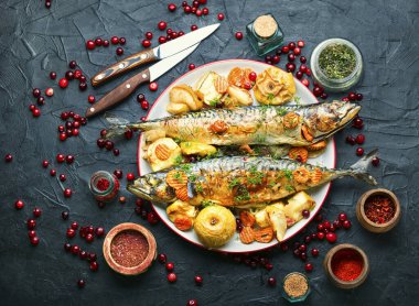 Lezzetli uskumru ya da elma ve yaban mersinli pilav.