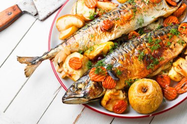 Lezzetli uskumru ya da elmalı pilav. Kavrulmuş balık.