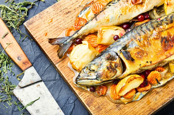 Delizioso Pesce Sgombro Cotto Con Mele Servito Tavolo Cucina — Foto Stock