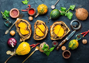 Wellington balkabağı, fırında mantar ve balkabağı ile doldurulmuş bir somun ekmek..