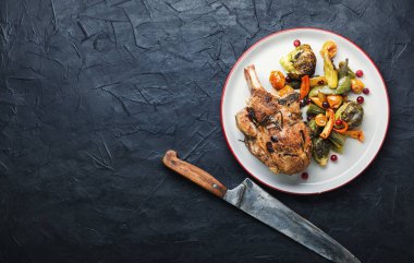 Tabakta ızgara domuz eti. Farklı sebzelerle fırında et. Mesaj için yer var.