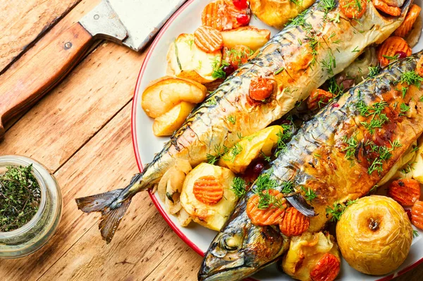 Lezzetli uskumru ya da elmalı pilav. Fırında balık.