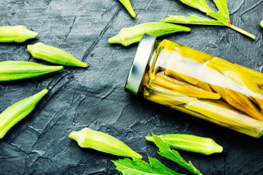 Ev yapımı sonbahar sebze koruyucusu. Bamya turşusu..