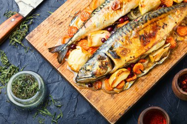 Elmayla kızartılmış lezzetli uskumru balığı, mutfak masasında servis edilir..