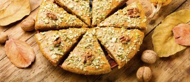 Geleneksel balkabağı çörekleri ya da sonbahar turtaları. Balkabaklı koniler.