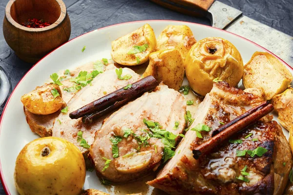 Schweinelendeintopf Mit Äpfeln Backfleisch Mit Äpfeln — Stockfoto