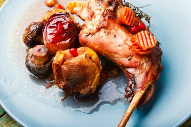 Elmalı, havuçlu ve mantarlı fırında tavşan bacağı..