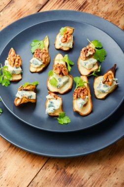 Kuru armut, mavi peynir ve ceviz ezmesi. Kurutulmuş armut parçaları.