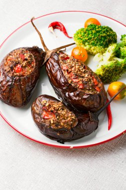 Domates, brokoli ve biberle doldurulmuş fırında patlıcan..