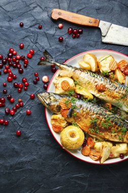 Lezzetli uskumru ya da elma ve yaban mersinli pilav.