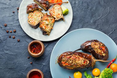 Domates, brokoli ve biberle doldurulmuş fırında patlıcan..