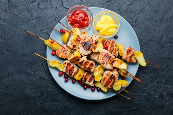 Carne Peru Frita Com Maçã Espetos Madeira Churrasco Apetitoso — Fotografia de Stock