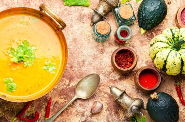 Lezzetli balkabağı çorbası ve sonbahar balkabağı