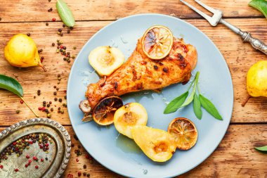 Kırsal ahşap arka planda armutla kızartılmış hindi bacağı..