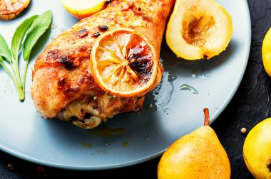 Pişmiş hindi budu ve karamelli inci. İştah açıcı et yemeği..