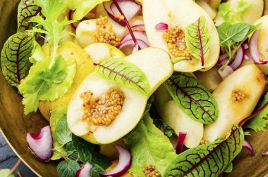 Armut ve otlu iştah açıcı salata. Taze sonbahar salatası.
