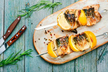 Izgara uskumru ya da scomber. Balık ızgara şiş.