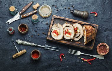 Peynir, biber ve zeytinle dolu köfteler..