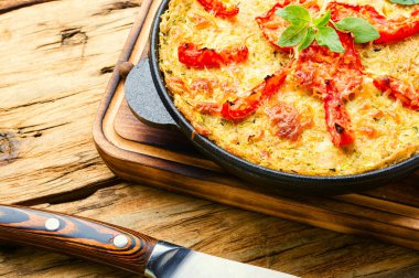 Kabak ve domatesli iştah açıcı sebze güveci.