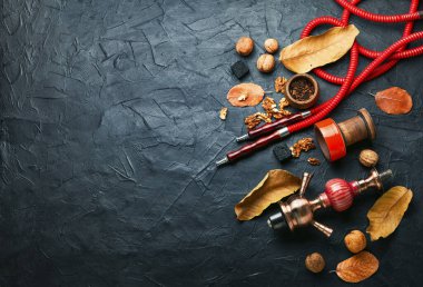 Tütün aromalı doğu kokulu nargile. Uzayı kopyala.