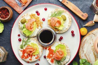 Somon ve krem peynirli sandviç. Somon filetosu ile ekmek.