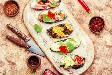 Yaz bruschettaları ya da peynirli, pastırmalı ve sebzeli crostini..