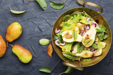 Armutlu vitamin salatası, maydanoz ve nane. Armut, otlar ve hardallı salata..