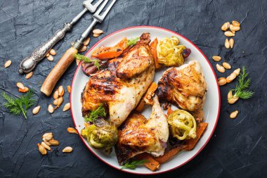 Balkabağıyla kızartılmış lezzetli keklik parçaları. İştah açıcı fırında tavuk..