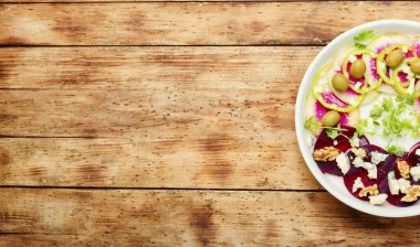 Pancar, biber, zeytin ve peynirden yapılmış sebze salatası. Boşluğu kopyala.