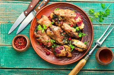 Kızarmış hindi rulosu ve ıspanak ve kızılcık..