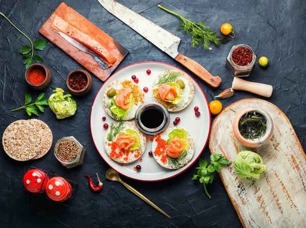 Buka Sandwich Dengan Salmon Dan Krim Keju — Stok Foto