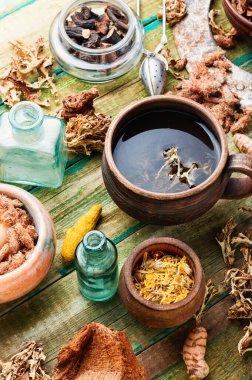 Şifalı bitkilerden bitki çayı. Şifalı bitkiler ve bitkisel ilaçların kökleri..