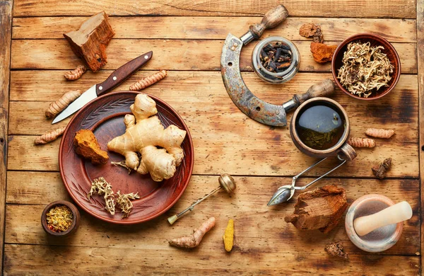 Kruidenthee Van Geneeskrachtige Kruiden Geneeskrachtige Planten Wortels Kruidengeneeskunde — Stockfoto