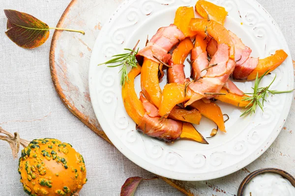 Rodajas Calabaza Horno Envueltas Tocino Sobre Tabla Cortar —  Fotos de Stock