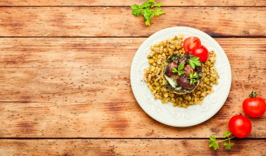 Mantarlı ve ıspanaklı mısır lapası. İtalyan mutfağı.