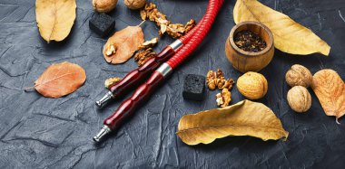 Tütün aromalı doğu kokulu nargile. Tütün, fındık, nargile.