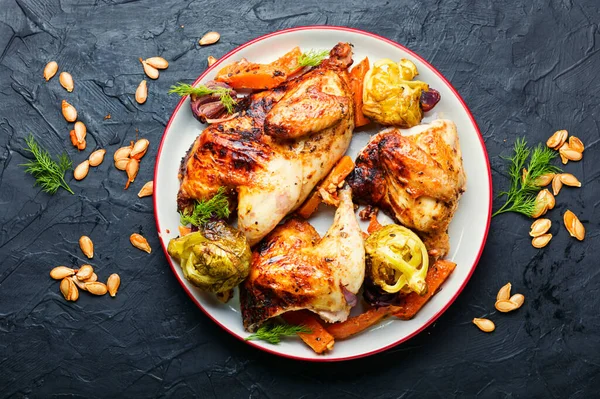 Balkabağı ve soğanla kızartılmış lezzetli keklik parçaları..