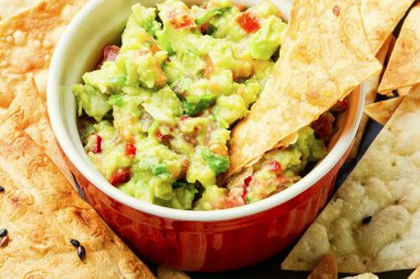 Mısır cipsli ev yapımı guacamole, geleneksel baharatlı Meksika yemeği.